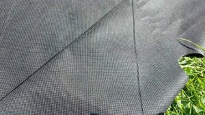 Покрываю грядку геотекстилем для посадки клубники