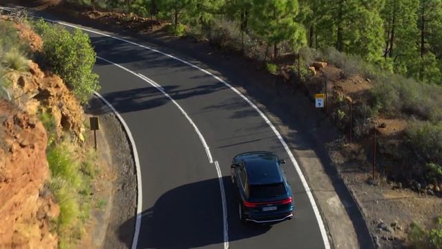 Audi RS Q8 in Galaxis Blue Driving Video смотреть онлайн