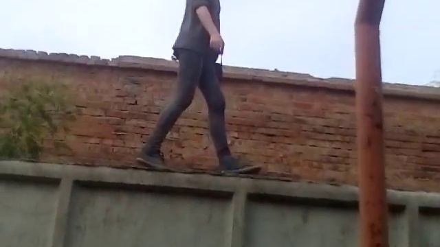 Ходят по стене смотреть онлайн