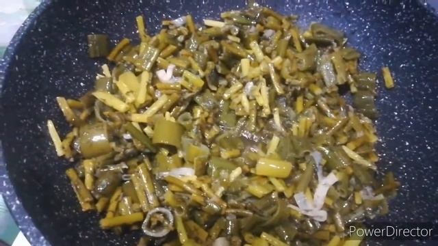 Вегетарианский ужин, жареные луковые и чесночные стрелки смотреть онлайн