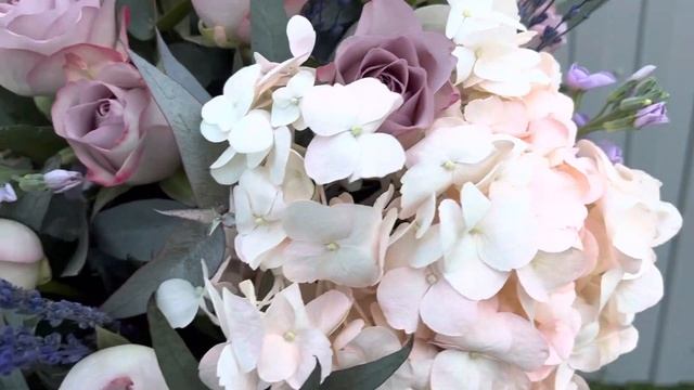 Шляпная коробка с розами и гортензией смотреть онлайн