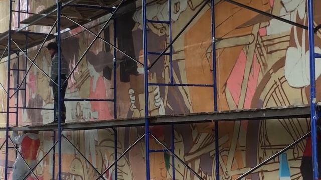 Суета большого города в одной картинке. Возле вокзала нарисовали еще один мурал смотреть онлайн