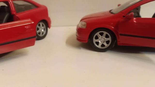 Mobil mainan OPEL ASTRA 2000 USED UNDER LICENSE SCALE 1/24 смотреть онлайн