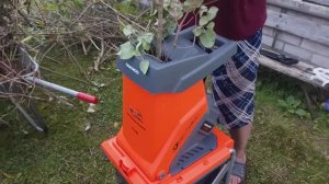 Садовый измельчитель DAEWOO DSR2700E в работе.