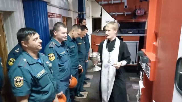 В Анапе священник окропил святой водой пожарных и освятил их технику смотреть онлайн