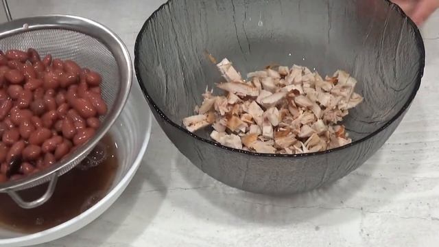 Для этого салата отварить надо будет только яйца. Салат из копченого окорочка на ужин или праздник смотреть онлайн