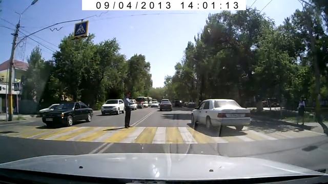 какая-то "гнида" на мерсе не смог пропустить ребенка на пешеходке! смотреть онлайн