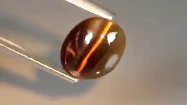 СИЛЛИМАНИТ С ЭФФЕКТОМ КОШАЧЬЕГО ГЛАЗА 1.91 карат! - 19414 смотреть онлайн