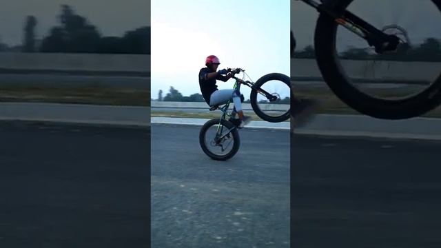 Topgear Flat tyre cycle stunt show смотреть онлайн