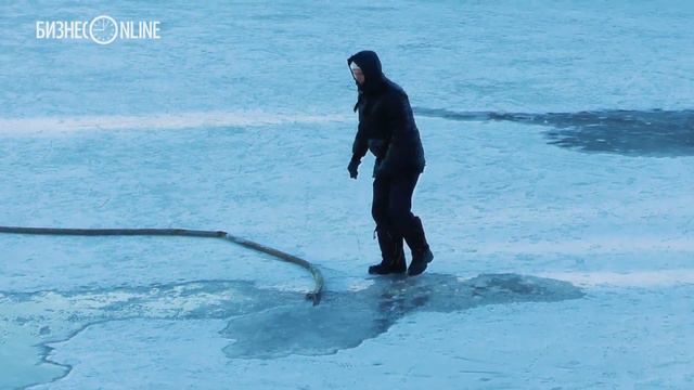 В парке «Черное озеро» начали заливать каток смотреть онлайн
