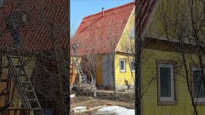 Покраска резиновой краской шиферной крыши на даче.