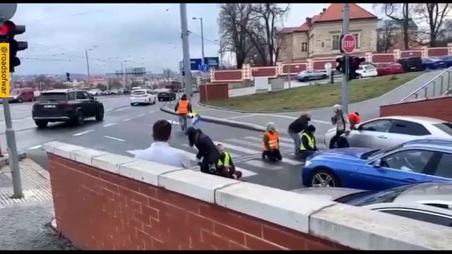 Обнаглевшие хохлы хотели перекрыть дорогу в Чехии,-но получили отпор смотреть онлайн