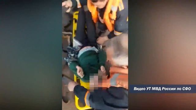 В Новосибирске транспортных полицейских поблагодарила мать девушки, спасённой из реки Обь. смотреть онлайн