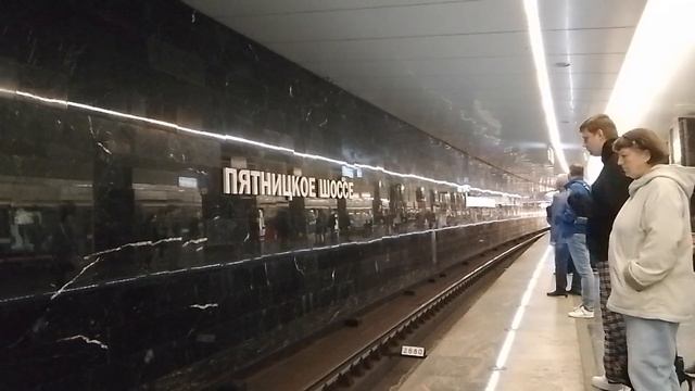 Русич с окраской 9 мая выезжает из оборотного тупика на станции метро Пятницкое Шоссе смотреть онлайн