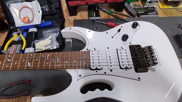 Restrung my Ibanez JEM JR with DR Black Beauties смотреть онлайн