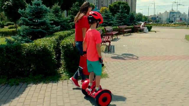 Денис и Мама против Гироскутера для детей! Kids Pretend Play with Segway | DenLion смотреть онлайн