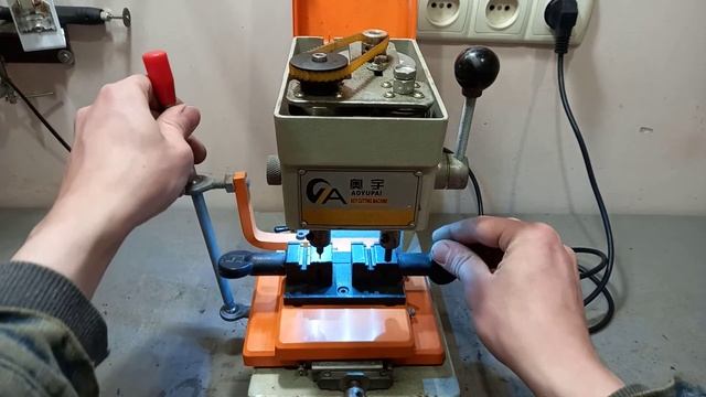 Краткий обзор работы станка для изготовления дубликатов ключей