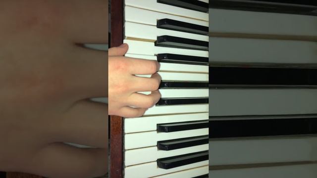 Как играть Дора - младшая сестра? Разбор аккордов для пианино. #фортепиано #музыка #тренды #music смотреть онлайн