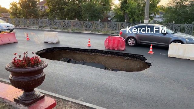 На Чкалова в Керчи провалилась дорога смотреть онлайн
