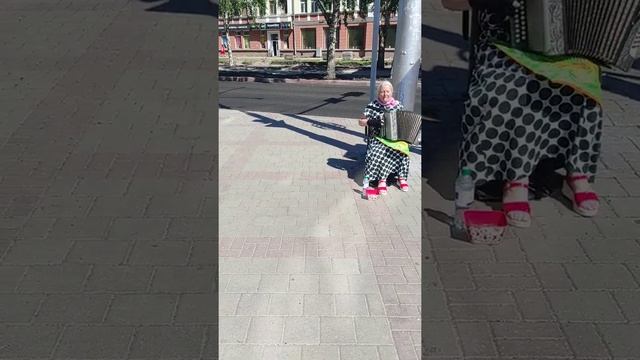Кемерово Бабуля жгёт на баяне.Доллар 57,78 смотреть онлайн