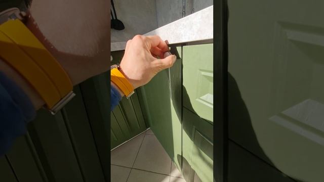 Кухонный модуль под мойку #сборкамебели #сборкакухни #монтажкухни смотреть онлайн