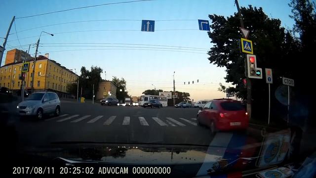Езда без правил. Как смоляне проезжают перекресток улица 12 лет Октября, Смоленск. смотреть онлайн