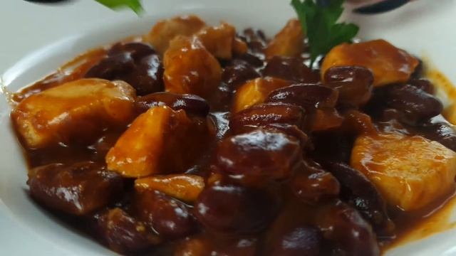 КУРИЦА В ТОМАТНОМ СОУСЕ С ФАСОЛЬЮ на сковороде смотреть онлайн
