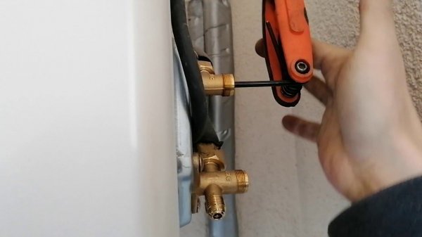 Пуско-наладка кондиционера | Выпускаем фреон в кондиционер | Как выпустить фреон | Открываем клапана