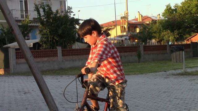 Синдром Аспергера. Необычная интонация. Странная манера говорить.