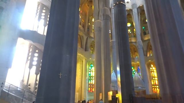 Барселона, Храм Святого Семейства (Саграда Фамилиа). Внутреннее убранство смотреть онлайн