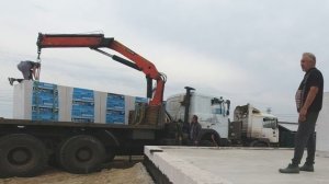 Разгружаем ГАЗОБЕТОН на полы по ГРУНТУ манипулятором