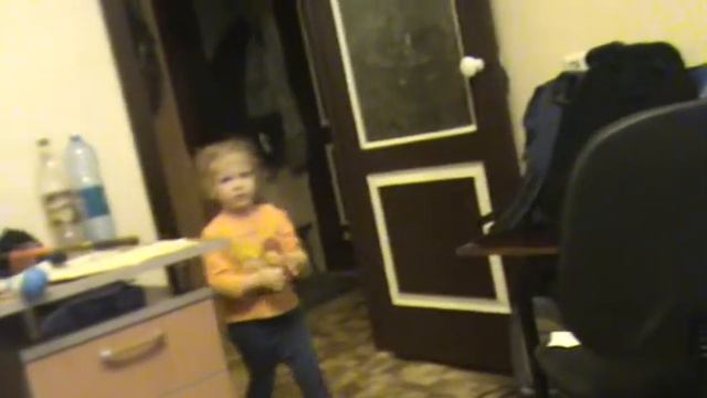 Рита рассказывает стих а потом села за компьютор смотреть онлайн
