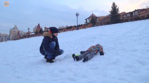 ЗАБРОСАЛИ друг друга СНЕЖКАМИ и ЗАБРАЛИ домой СНЕГОВИКА ! Картонка ВЛОГ