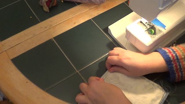 сшиваем бока подкладки и заканчиваем бока косметички смотреть онлайн