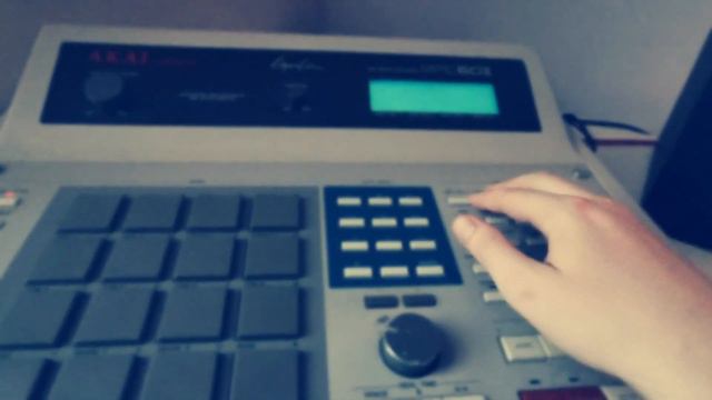 Transposing samples on the AKAI S950 sounds so dark | MPC 60/AKAI S950 смотреть онлайн