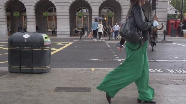 Стрит стайл в дождливую погоду. 🇬🇧 смотреть онлайн