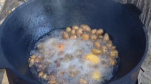 Картошка в мундире  в масле казане