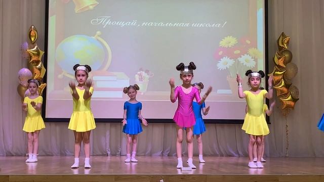 Танец на песню "Робот Бронислав" на выпускном начальной школы смотреть онлайн