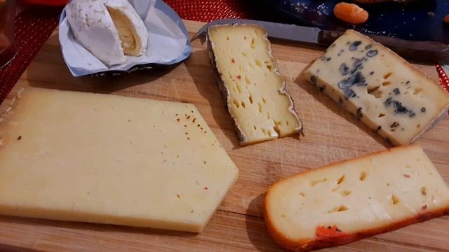 Сыры ? региона Пюи-де-Дом/Оверни. "Канталь", "Гаперон", "Фум-д'Амбер"/Fromages de Massif Centrale. смотреть онлайн