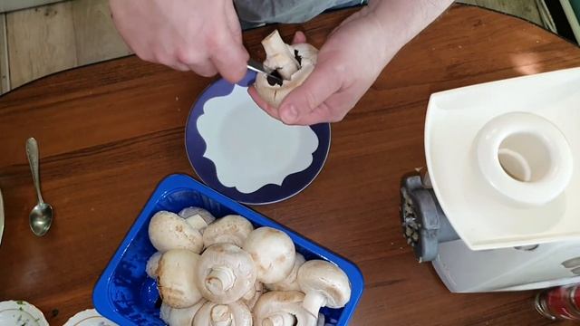 Шампиньоны рецепт. Фаршированные шампиньоны с куриным фаршем. смотреть онлайн