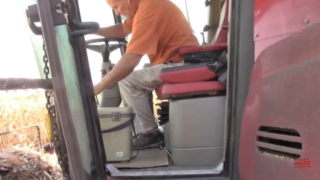 Case IH 8250 AXIAL-FLOW Combine Harvesting Corn смотреть онлайн