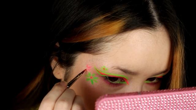Groovy Graphic Liner | Norvina Electric Cake Liner | Makeup Tutorial смотреть онлайн