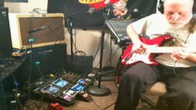 Testing the new David Gilmour EMG pickups out and a couple of vintage pedals for flavor.. смотреть онлайн