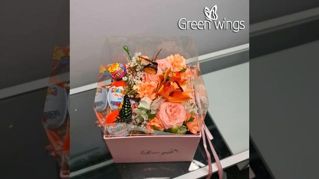 Композиция из цветов со сладостями и бабочками