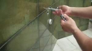 Как установить перекрывающие воду хромированные краны ARCO  на стенах из плитки в санузле.