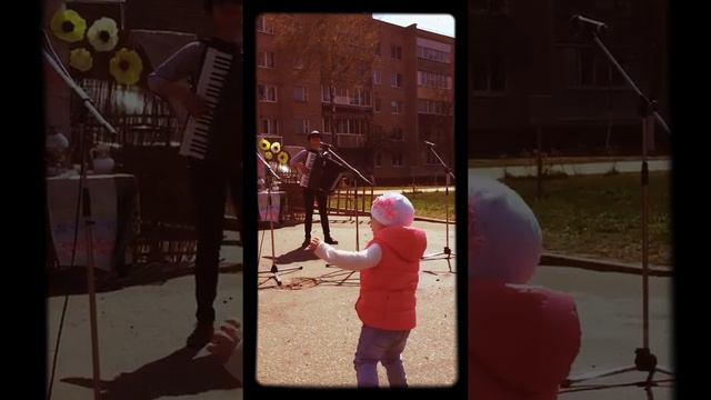 Под небом Парижа (уличный музыкант) смотреть онлайн