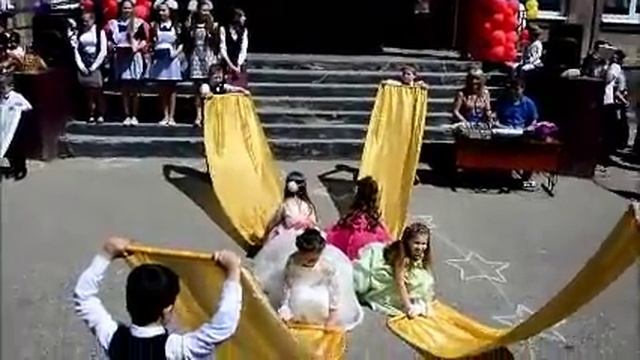 Супер!!! Красивый танец первоклашек на последний звонок. смотреть онлайн
