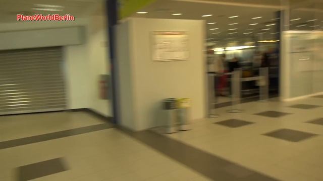 Flughafen Berlin-Schönefeld SXF: Live-Rundgang im Abflugbereich смотреть онлайн