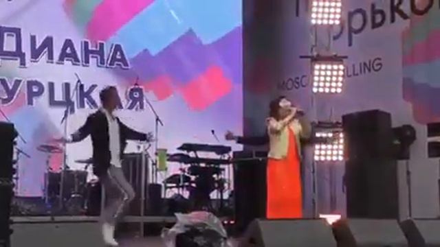Диана Гурцкая на Дне рождение Парка Горького 17.08.2019 (Рука в руке) смотреть онлайн