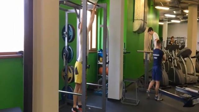 Подъем ног к перекладине выполняет тренер нашего проекта "Высший уровень" Каракай Денис смотреть онлайн